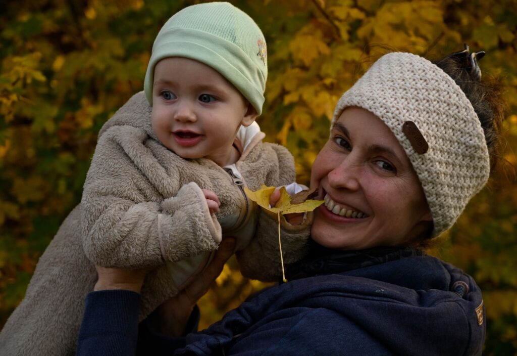 Svobodová Katarína, permakulturní rodinka, foto u&nbsp;javoru